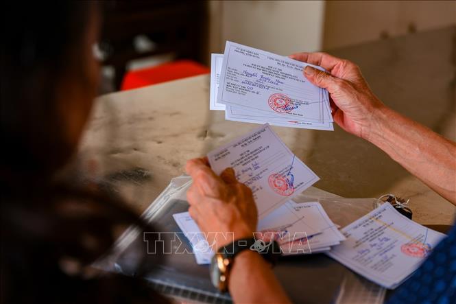 Công tác phân loại và ra soát phiếu cử tri trước khi được phát đến từng hộ dân tại các điểm bầu cử phường Vĩnh Hưng, TP Hà Nội, được triển khai nghiêm túc, đúng quy định, đảm bảo phục vụ tốt ngày bầu cử. Ảnh: Phạm Tuấn Anh - TTXVN