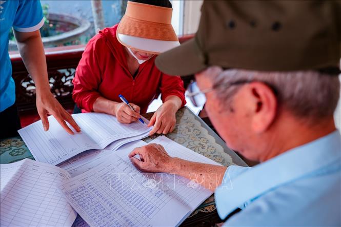 Công tác phân loại và ra soát phiếu cử tri trước khi được phát đến từng hộ dân tại các điểm bầu cử phường Vĩnh Hưng, TP Hà Nội, được triển khai nghiêm túc, đúng quy định, đảm bảo phục vụ tốt ngày bầu cử. Ảnh: Phạm Tuấn Anh - TTXVN