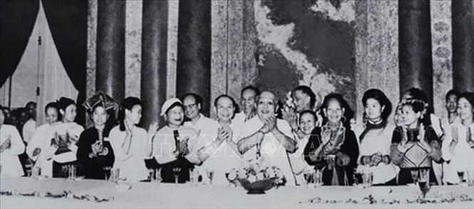 Quốc hội khóa IV (1971 - 1975) được bầu ngày 11/4/1971, có 420 đại biểu với nhiệm kỳ 4 năm và có 5 kỳ họp. Ủy ban Thường vụ Quốc hội do đồng chí Trường Chinh là Chủ tịch, có 5 Phó Chủ tịch, 1 Tổng Thư ký, 17 Ủy viên chính thức, 3 Ủy viên dự khuyết. Trong nhiệm kỳ này, Quốc hội đã thông qua Nghị quyết về việc ký kết Hiệp định Pa-ri về chấm dứt chiến tranh, lập lại hòa bình ở Việt Nam. Trong ảnh: Chủ tịch nước Tôn Đức Thắng và Chủ tịch Ủy ban Thường vụ Quốc hội Trường Chinh với các đại biểu Quốc hội là người dân tộc thiểu số tại Kỳ họp thứ nhất, Quốc hội khóa IV (6/1971). Ảnh: TTXVN