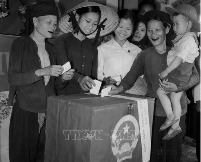 Xã viên HTX nông nghiệp Thanh Trì (Hà Nội) phấn khởi đi bỏ phiếu bầu cử đại biểu Quốc hội khóa III (24/6/1964). Ảnh: Tư liệu TTXVN