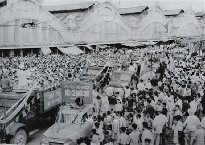 Lực lượng văn hóa văn nghệ và nhân dân khu phố Đồng Xuân tham gia tuyên truyền bầu cử Quốc hội khóa III (4/1964). Ảnh: Tư liệu TTXVN