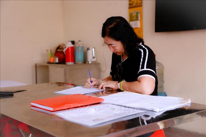 Thành viên tổ bầu cử rà soát, hoàn thiện các danh sách và tài liệu phục vụ công tác bầu cử tại phường Vĩnh Hưng, Hà Nội. Ảnh: Quỳnh Anh - TTXVN phát