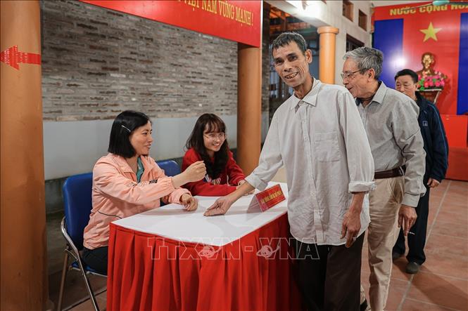 Các thành viên trong tổ bầu cử của khu vực bỏ phiếu số 17 chuẩn bị và diễn tập thực tế cho ngày bầu cử. Ảnh: Phạm Tuấn Anh - TTXVN