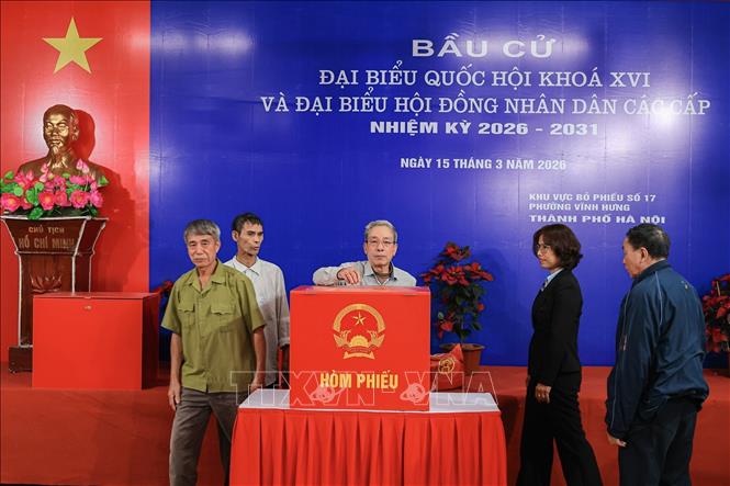 Các thành viên trong tổ bầu cử của khu vực bỏ phiếu số 17 chuẩn bị và diễn tập thực tế cho ngày bầu cử. Ảnh: Phạm Tuấn Anh - TTXVN