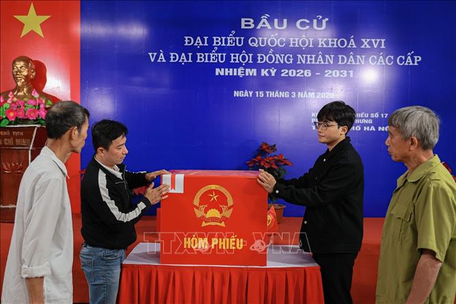 Các thành viên trong tổ bầu cử của khu vực bỏ phiếu số 17 chuẩn bị và diễn tập thực tế cho ngày bầu cử. Ảnh: Phạm Tuấn Anh - TTXVN