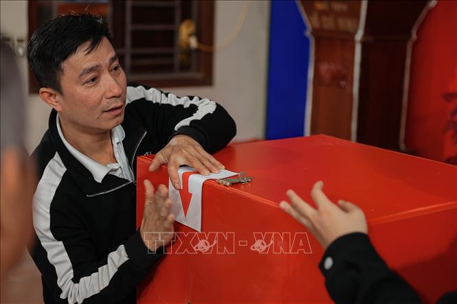 Các thành viên trong tổ bầu cử của khu vực bỏ phiếu số 17 chuẩn bị và diễn tập thực tế cho ngày bầu cử. Ảnh: Phạm Tuấn Anh - TTXVN