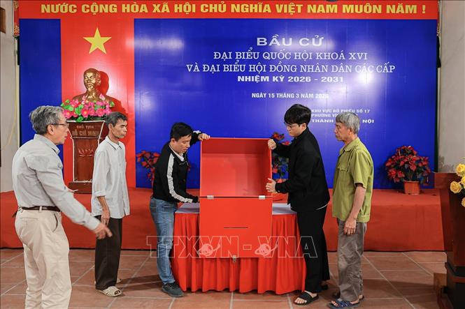 Các thành viên trong tổ bầu cử của khu vực bỏ phiếu số 17 chuẩn bị và diễn tập thực tế cho ngày bầu cử. Ảnh: Phạm Tuấn Anh - TTXVN