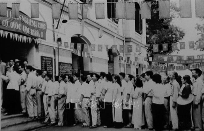 Nhân dân Phố Lò Đúc, khu phố Hai Bà Trưng (Hà Nội) bỏ phiếu bầu Quốc hội Khóa II (5/1960). Ảnh: Tư liệu TTXVN