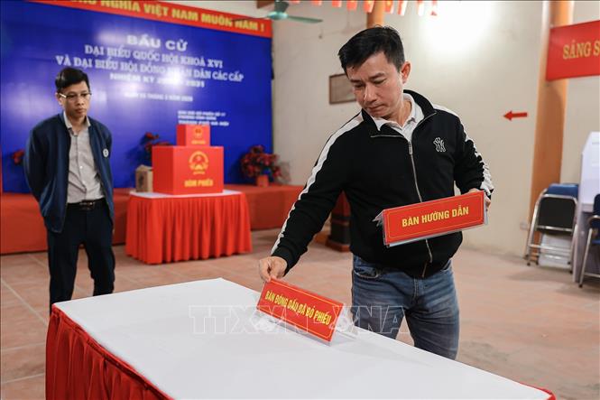 Các thành viên trong tổ bầu cử của khu vực bỏ phiếu số 17 chuẩn bị và diễn tập thực tế cho ngày bầu cử. Ảnh: Phạm Tuấn Anh - TTXVN