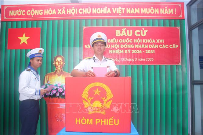 Các cán bộ, chiến sĩ Trạm Ra đa 615 (Vùng 5 Hải quân) tiến hành bỏ phiếu bầu cử sớm trên đảo Hòn Chuối. Ảnh: Chanh Đa-TTXVN