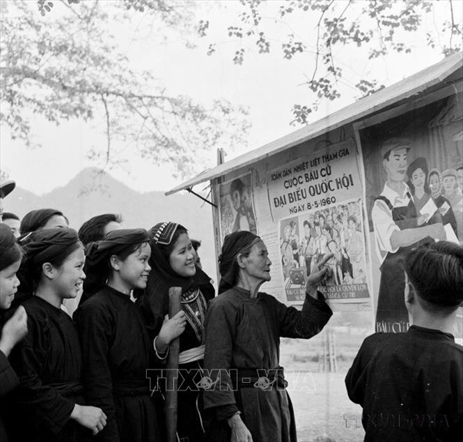 Đồng bào dân tộc Dao xem tranh cổ động bầu cử Quốc hội khóa II (1960). Ảnh: Vũ Tín - TTXVN