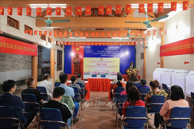 Mạn đàm tiểu sử người ứng cử đại biểu Quốc hội và đại biểu HĐND các cấp tại khu vực bỏ phiếu số 17. Ảnh: Phạm Tuấn Anh - TTXVN