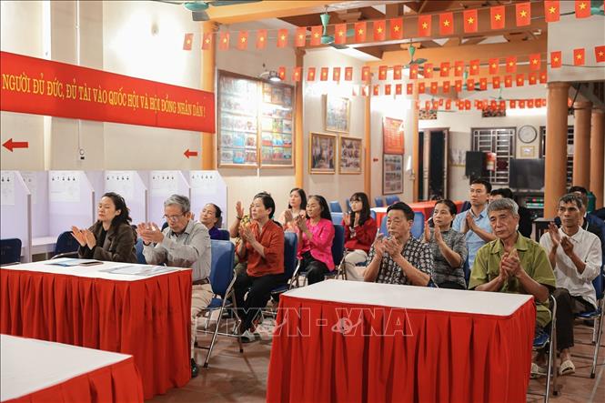 Mạn đàm tiểu sử người ứng cử đại biểu Quốc hội và đại biểu HĐND các cấp tại khu vực bỏ phiếu số 17. Ảnh: Phạm Tuấn Anh - TTXVN