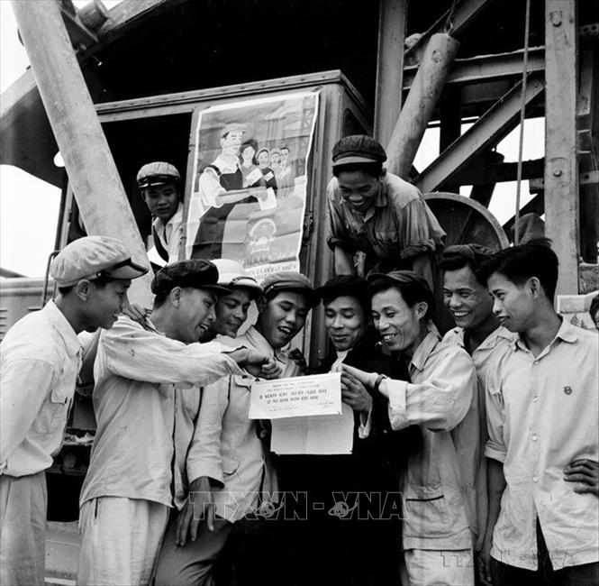 Quốc hội khóa II (1960-1964) được bầu ngày 8/5/1960, gồm 453 đại biểu (362 đại biểu được bầu, 91 đại biểu khóa I của miền Nam được lưu nhiệm). Tại Kỳ họp thứ nhất, Quốc hội  khóa II bầu ủy ban Thường vụ Quốc hội gồm 21 ủy viên chính thức, 5 ủy viên dự khuyết, do ông Trường Chinh làm Chủ tịch. Trong nhiệm kỳ này, Quốc hội đã phát huy vai trò quan trọng trong việc động viên sức người, sức của để xây dựng chủ nghĩa xã hội ở miền Bắc và đấu tranh giải phóng miền Nam, thống nhất nước nhà. Trong ảnh: Công nhân lái máy kéo Khu gang thép Thái Nguyên trao đổi, thảo luận danh sách các ứng cử viên Quốc hội khóa II (4/1960). Ảnh: Hiệp Đồng - TTXVN