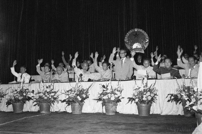 Quốc hội khóa II (1960-1964) có dấu ấn lớn trong việc xây dựng chủ nghĩa xã hội ở miền Bắc, đẩy mạnh đấu tranh giải phóng miền Nam thống nhất đất nước, ban hành các chính sách dân chủ, chăm lo đời sống, củng cố chính quyền nhà nước và hoạt động đối ngoại tích cực lên án chiến tranh, đạt nhiều thành tựu quan trọng trong bối cảnh đất nước còn khó khăn và chiến tranh ác liệt. Trong ảnh: Chủ tịch Hồ Chí Minh và các đại biểu nhất trí thông qua Luật tổ chức Hội đồng nhân dân và Ủy ban hành chính các cấp tại Kỳ họp thứ 5, Quốc hội khóa II. Ảnh: TTXVN
