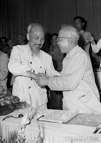 Quốc hội khóa II (1960-1964) đóng góp quan trọng hoàn thành nhiệm vụ xây dựng và khôi phục kinh tế miền Bắc, đẩy mạnh đấu tranh giải phóng miền Nam; thực thi những chính sách phù hợp về dân chủ, chăm lo đời sống vật chất và tinh thần của nhân dân trong điều kiện rất khó khăn; góp phần bảo đảm hiệu lực và hiệu quả của chính quyền Nhà nước trong sự nghiệp xây dựng chủ nghĩa xã hội ở miền Bắc, giải phóng miền Nam và thống nhất Tổ quốc. Trong ảnh: Chủ tịch Hồ Chí Minh chúc mừng đồng chí Tôn Đức Thắng được bầu giữ chức Phó Chủ tịch nước, tại Kỳ họp thứ nhất, Quốc hội khóa II (7/1960). Ảnh: Tư liệu TTXVN