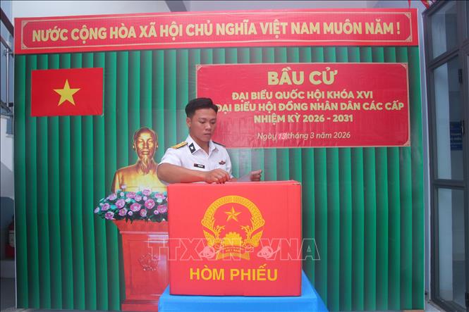 Cán bộ chiến sĩ trên đảo Hòn Chuối tiến hành bầu cử sớm. Ảnh: Chanh Đa-TTXVN

