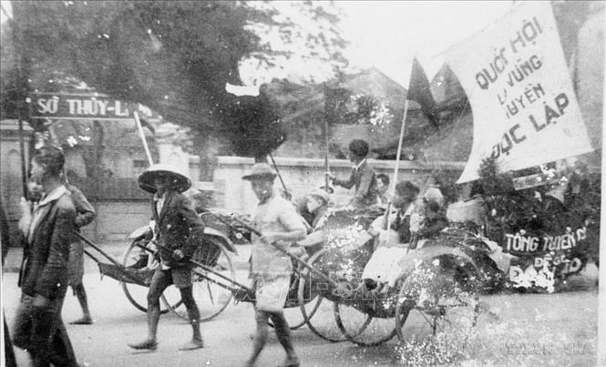 Nhân dân lao động Thủ đô cổ động cho ngày Tổng Tuyển cứ đầu tiên 6/1/1946. Ảnh: Tư liệu TTXVN