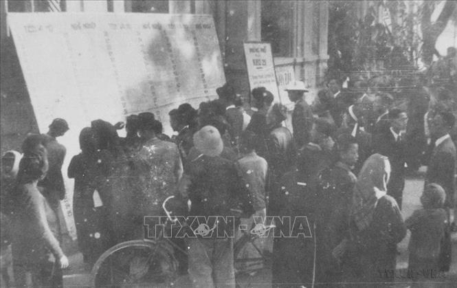 Cử tri Thủ đô xem danh sách, tiểu sử các đại biểu ra ứng cử Quốc hội đầu tiên (1946). Ảnh: Tư liệu TTXVN