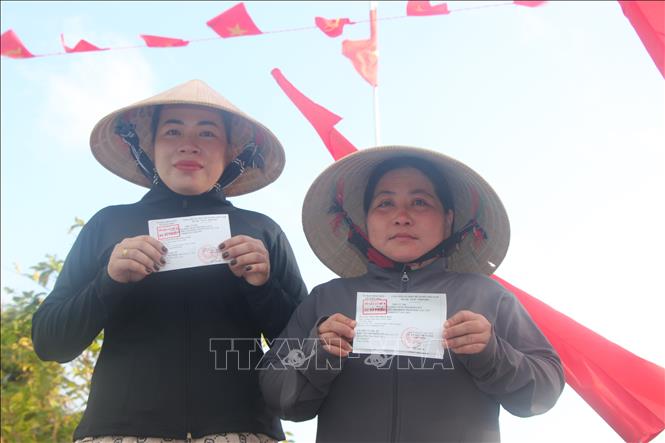 Các cử tri Hòn Chuối trên đảo hoàn thành việc bầu cử sớm. Ảnh: Chanh Đa-TTXVN