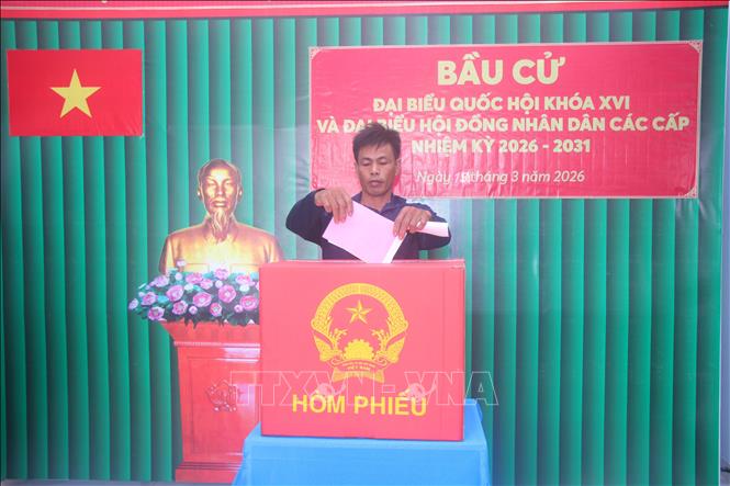 Cử tri Hòn Chuối trên đảo hoàn thành việc bầu cử sớm. Ảnh: Chanh Đa-TTXVN