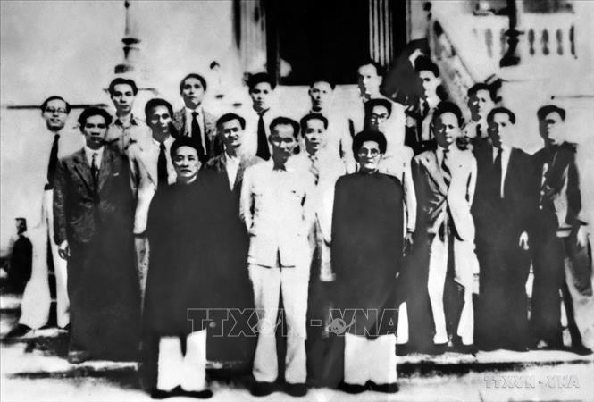 Ngày 06/01/1946, công dân Việt Nam từ 18 tuổi trở lên tham gia bầu cử đại biểu Quốc hội lần đầu tiên, đánh dấu sự khai sinh Quốc hội nước Việt Nam Dân chủ Cộng hòa, nay là nước Cộng hòa xã hội chủ nghĩa Việt Nam. Trải qua lịch sử hình thành và phát triển, Quốc hội Việt Nam ngày càng khẳng định vị trí, vai trò là cơ quan đại biểu cao nhất của nhân dân, cơ quan quyền lực Nhà nước cao nhất của nước Cộng hòa xã hội chủ nghĩa Việt Nam. Trong ảnh: Chính phủ nước Việt Nam Dân chủ Cộng hòa do Quốc hội khóa I, Kỳ họp thứ 2, tháng 11/1946 bầu ra. Ảnh: Tư liệu TTXVN