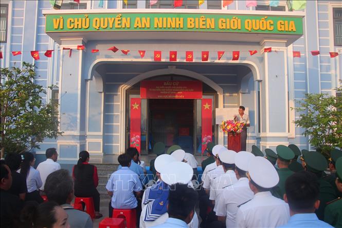 Quang cảnh buổi lễ bầu cử sớm trên đảo Hòn Chuối. Ảnh: Chanh Đa-TTXVN

