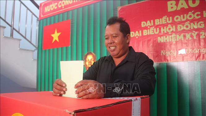 Các cử tri trên đảo Hòn Chuối vui mừng đi được thực hiện quyền và nghĩa vụ bầu cử của mình. Ảnh: Chanh Đa-TTXVN