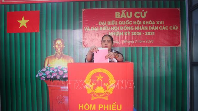 Người dân đảo Hòn Chuối bầu cử sớm. Ảnh: Chanh Đa-TTXVN