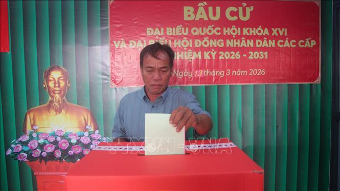 Cử tri trên đảo Hòn Chuối bầu cử sớm. Ảnh: Chanh Đa-TTXVN