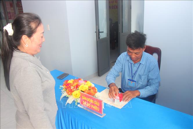 Tổ bầu cử đóng dấu xác nhận cử tri hoàn thành việc bỏ phiếu. Ảnh: Chanh Đa-TTXVN