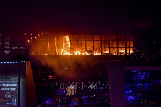 Hiện trường vụ tấn công khủng bố tại nhà hát Crocus City Hall ở ngoại ô thủ đô Moskva, Nga ngày 22/3/2024. Ảnh: THX/TTXVN