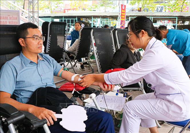 Cán bộ công chức, viên chức, người lao động trên địa bàn tỉnh Điện Biên tham gia hiến máu tình nguyện. Ảnh: Phan Quân - TTXVN