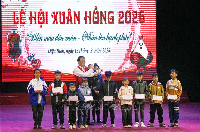 Chủ tịch Hội Chữ thập đỏ tỉnh Điện Biên Đặng Xuân Vịnh tặng quà cho các bệnh nhi có hoàn cảnh khó khăn đang được điều trị tại Bệnh viện Đa khoa tỉnh Điện Biên. Ảnh: Phan Quân - TTXVN