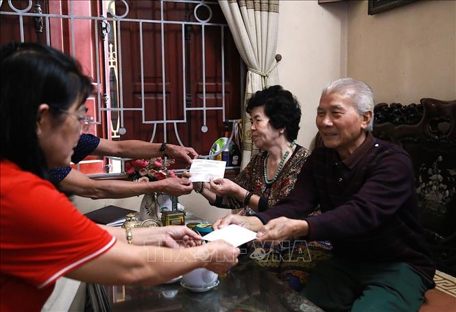 Delivering voter ID cards and election information to locals in Vinh Hung ward of Hanoi. VNA Photo