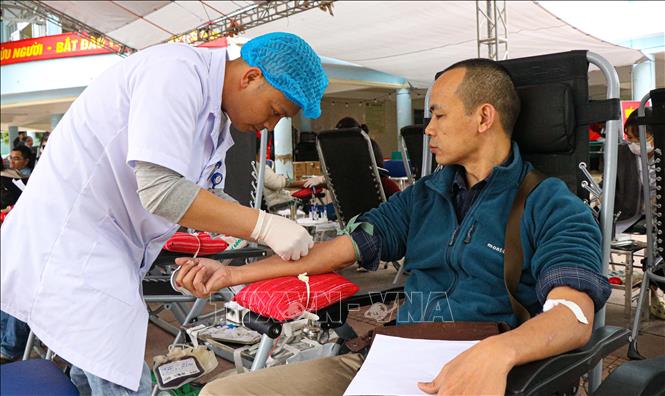 Cán bộ công chức, viên chức, người lao động trên địa bàn tỉnh Điện Biên tham gia hiến máu tình nguyện. Ảnh: Phan Quân - TTXVN
