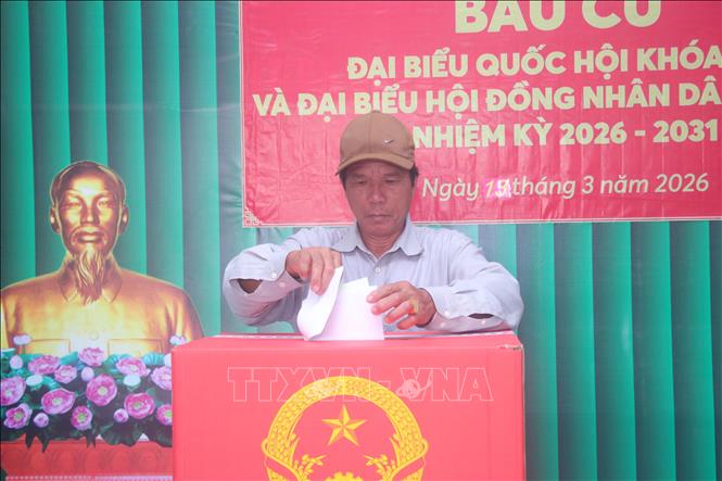 Người dân trên đảo Hòn Chuối tiến hành bầu cử sớm. Ảnh: Chanh Đa-TTXVN