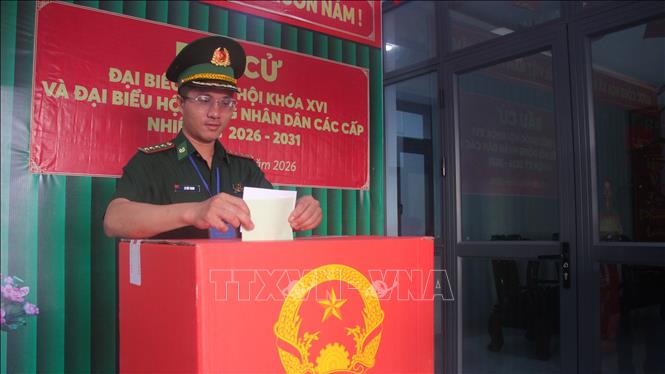 Cử tri trên đảo Hòn Chuối tiến hành bầu cử sớm. Ảnh: Chanh Đa-TTXVN