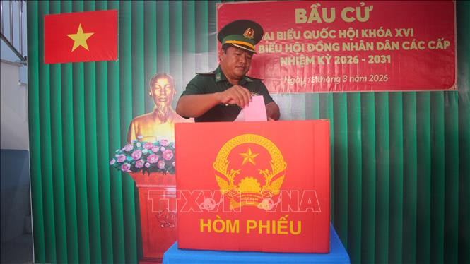 Cử tri trên đảo Hòn Chuối tiến hành bỏ phiếu sớm. Ảnh: Chanh Đa-TTXVN