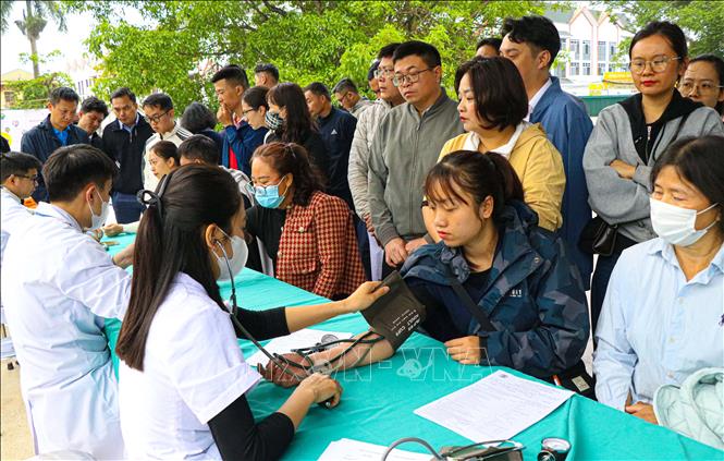 Đo huyết áp trước khi hiến máu. Ảnh: Phan Quân - TTXVN