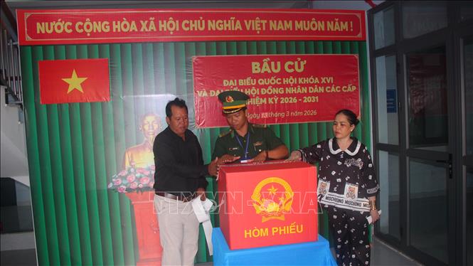 Kiểm tra và niêm phong thùng phiếu trước khi tiến hành bầu cử sớm trên đảo Hòn Chuối. Ảnh: Chanh Đa-TTXVN