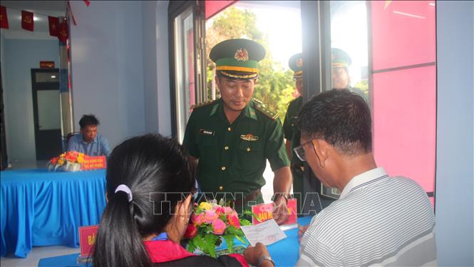 Các cử tri trên đảo Hòn Chuối thực hiện quyền và nghĩa vụ cử tri.Ảnh: Chanh Đa-TTXVN