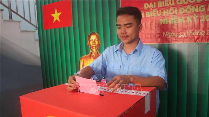 Các cử tri trên đảo Hòn Chuối tiến hành bầu cử sớm, hoàn thành quyền và nghĩa vụ của cử tri. Ảnh: Chanh Đa-TTXVN
