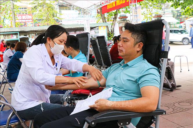 Đông đảo cán bộ công chức, viên chức, người lao động trên địa bàn tỉnh Điện Biên tham gia hiến máu tại Lễ hội Xuân Hồng năm 2026. Ảnh: Phan Quân - TTXVN