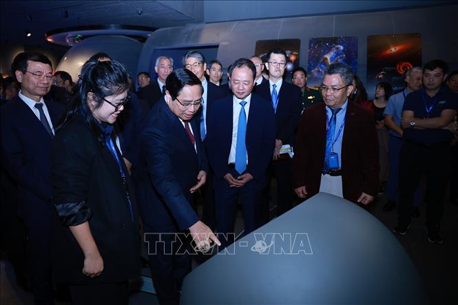Thủ tướng Phạm Minh Chính tham quan Bảo tàng vũ trụ Việt Nam tại Khu Công nghệ cao Hoà Lạc. Ảnh: Dương Giang-TTXVN
