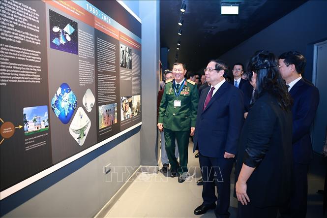 Thủ tướng Phạm Minh Chính tham quan Bảo tàng vũ trụ Việt Nam tại Khu Công nghệ cao Hoà Lạc. Ảnh: Dương Giang-TTXVN
