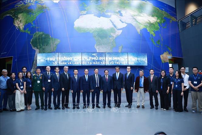 Thủ tướng Phạm Minh Chính tham quan Bảo tàng vũ trụ Việt Nam tại Khu Công nghệ cao Hoà Lạc. Ảnh: Dương Giang-TTXVN