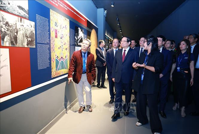 Thủ tướng Phạm Minh Chính tham quan Bảo tàng vũ trụ Việt Nam tại Khu Công nghệ cao Hoà Lạc. Ảnh: Dương Giang-TTXVN
