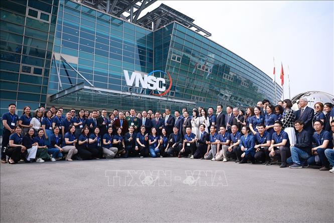 Thủ tướng Phạm Minh Chính với cán bộ, nhân viên Trung tâm vũ trụ Việt Nam tại Khu Công nghệ cao Hoà Lạc. Ảnh: Dương Giang-TTXVN
