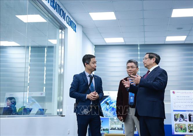 Thủ tướng Phạm Minh Chính tham quan Trung tâm tham quan Trung tâm vũ trụ Việt Nam tại Khu Công nghệ cao Hoà Lạc. Ảnh: Dương Giang-TTXVN
